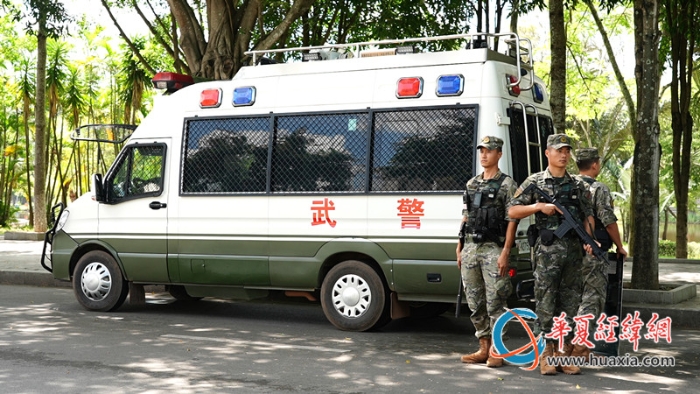 8.图为巡逻官进行兵定点警戒。欧阳明君摄_副本