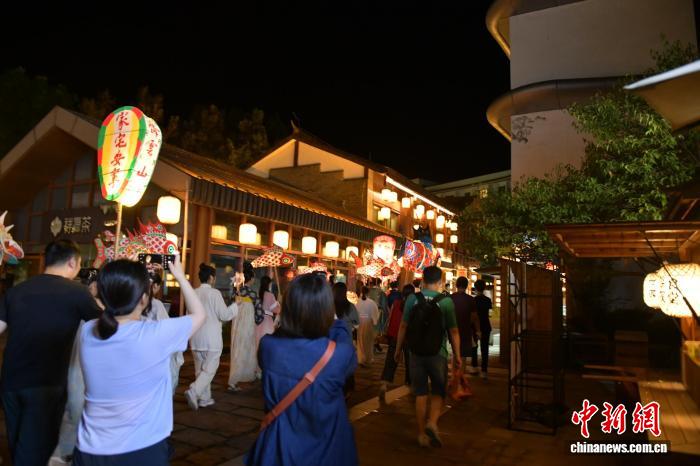 安徽休宁：民俗文化点亮齐云山“夜经济”