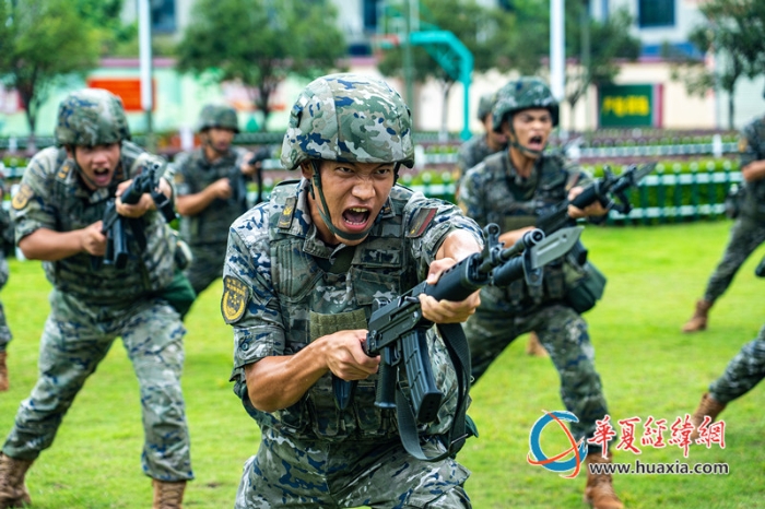 1、武警官兵开展刺杀训练。施晨洲 摄_副本