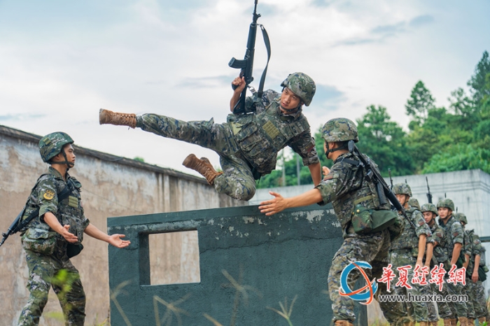 3、400米障碍场上，武警官兵依次翻越障碍。农文尖 摄_副本