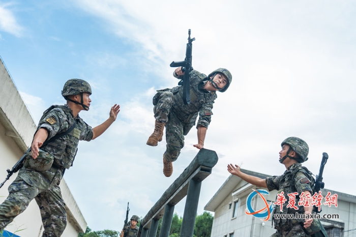 4、武警官兵正在进行障碍训练。施晨洲 摄_副本