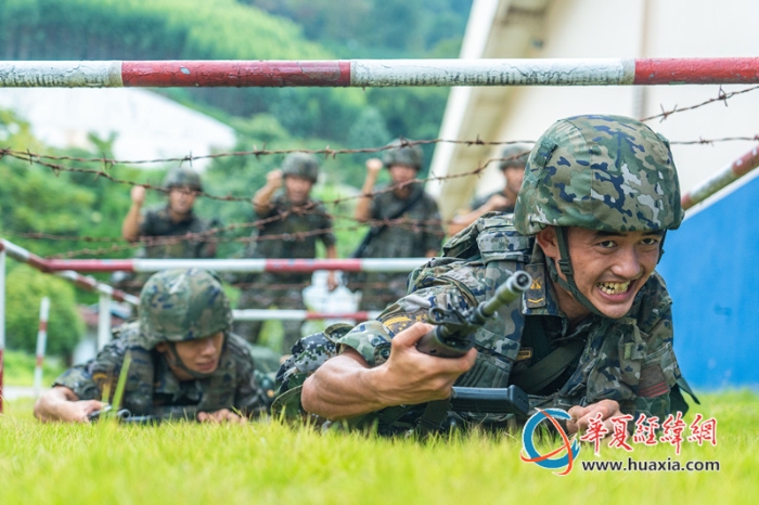 7、武警官兵快速匍匐通过低桩网。农文尖 摄_副本