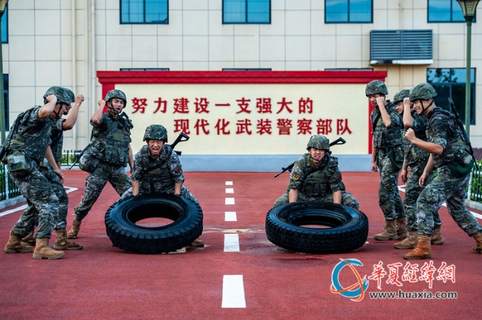 8、武警官兵开展翻运轮胎体能训练。施晨洲 摄_副本