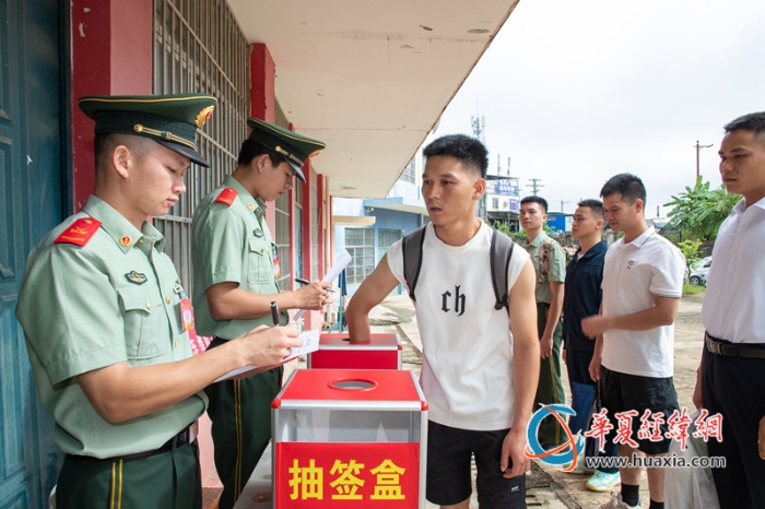 1.图为考生抽签定序。赵天钰摄_副本