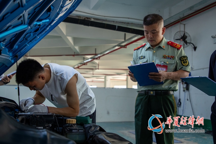 6.图为考官现场评分。赵天钰摄_副本