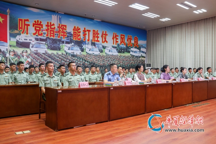 4、图为现场观众认真倾听。_副本