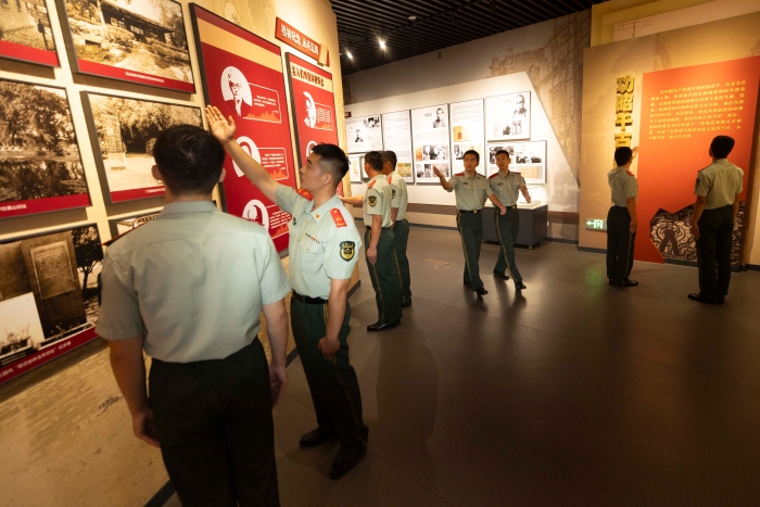 1、武警官兵在桂林抗战文化名人博物馆内驻足于历史图片、文字资料前深入了解革命先辈的事迹。张辰飞摄