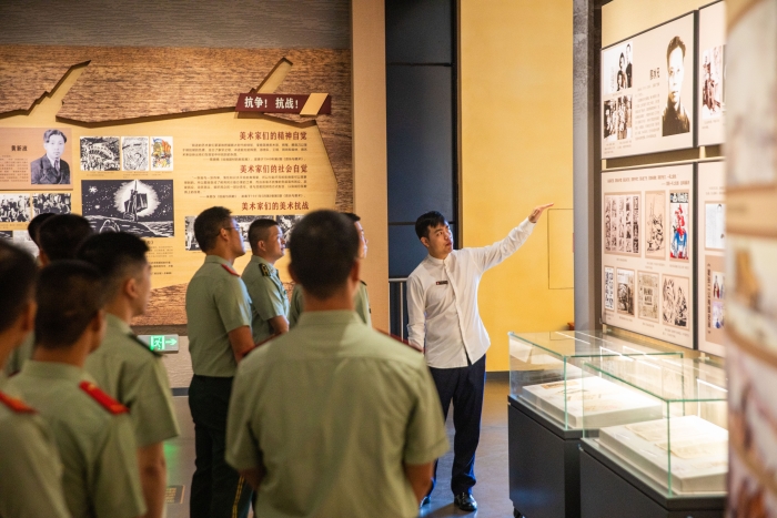 3、武警官兵在桂林抗战文化名人博物馆讲解员的引导下接受革命历史教育。施晨洲摄