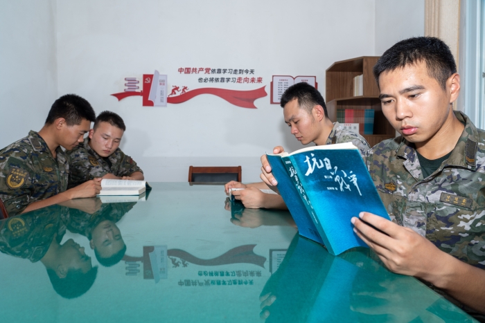 5、近日，武警广西总队桂林支队官兵通过多种形式铭记“九一八”事变，图为官兵阅读抗战书籍。张辰飞 摄