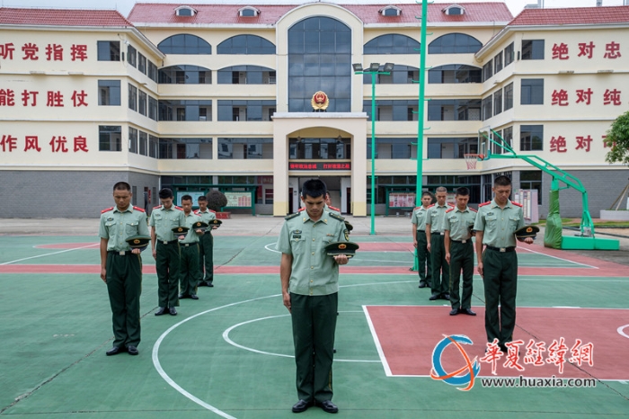 3.图为官兵进行集体默哀。韩垚翔摄_副本