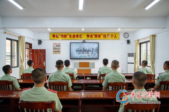 5.图为官兵观看电影《抵抗！抵抗！》。韩垚翔摄_副本