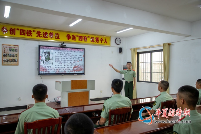 6.图为官兵分享强军故事。赵天钰摄_副本