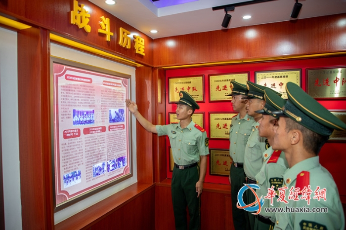 7.图为官兵聆听战斗历程。韩垚翔摄_副本