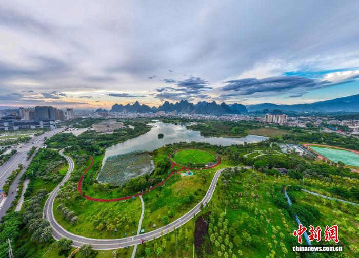航拍广西贺州市爱莲湖公园秋景