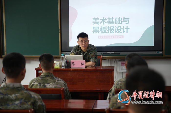 教员进行美术基础授课  刘昊杰 摄_副本