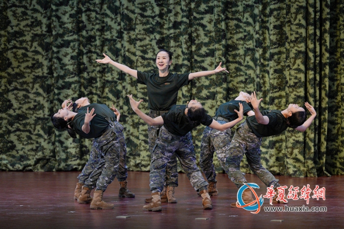 女生表演唱《沙场英雄花》 方翔渊摄_副本