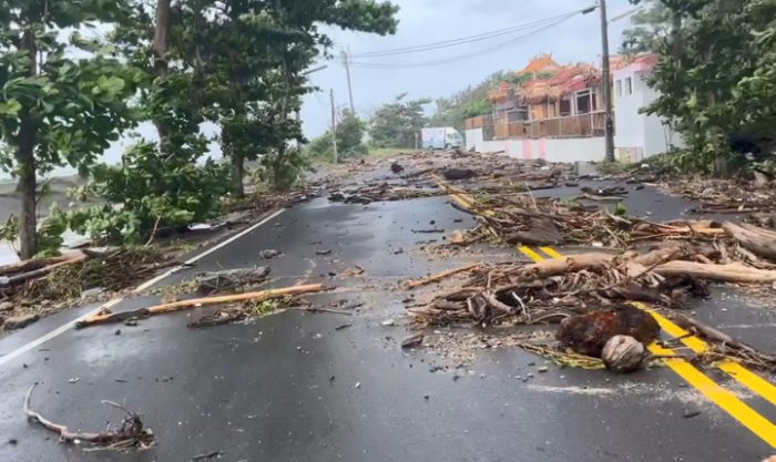 “桦加沙”台风远扬，小琉球环岛公路厚石路段堆满被巨浪打上岸的漂流木