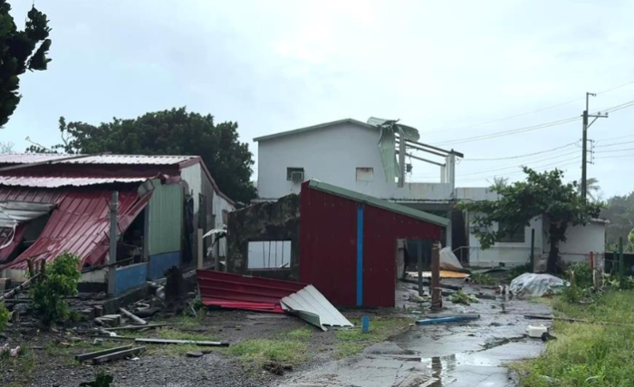 台东南回地区今（23）日清晨疑有龙卷风，掀起10户民宅铁皮及吹倒道路指示牌。