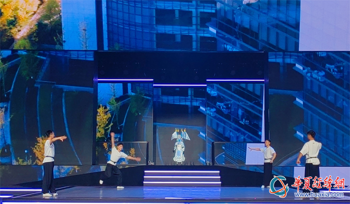 宇树G1机器人与武生携手表演《机器人京剧秀》。（摄影：虞鹰）