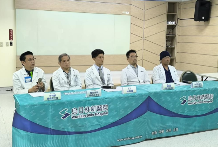 乌日林新医院医师团队解释手术情况