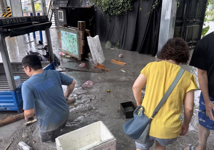 居民苦不堪言，无奈又气愤的说，相关单位不知说过几次要处理堰塞湖，但都没有结果，直言这就是相关单位怠慢造成的人祸，要台当局赔偿