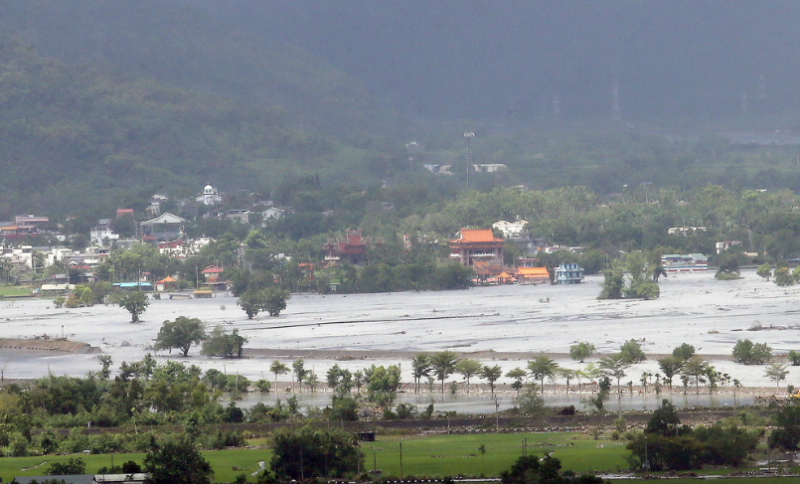 花莲万荣乡马太鞍溪堰塞湖23日溢流，滚滚泥水淹进光复市区，洪水退去后部分低洼地区依旧泡在水中