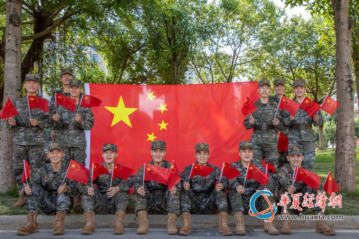 图1：武警官兵与国旗同框合影_副本