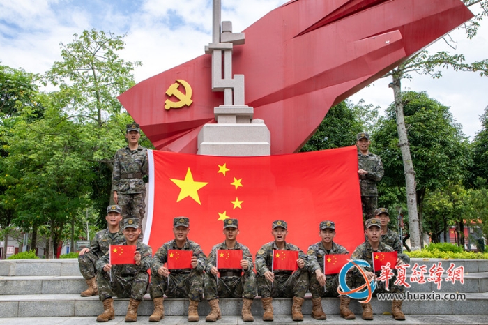 图2：武警官兵与国旗同框，祝福祖国。_副本