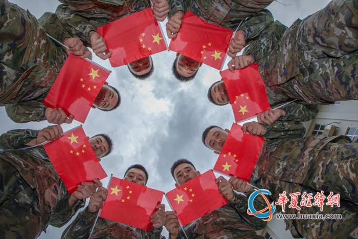 图3：武警官兵手拿国旗向祖国表白_副本