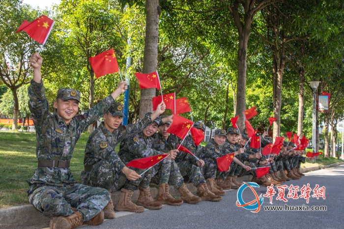 图4：武警官兵挥舞着国旗为祖国庆生_副本