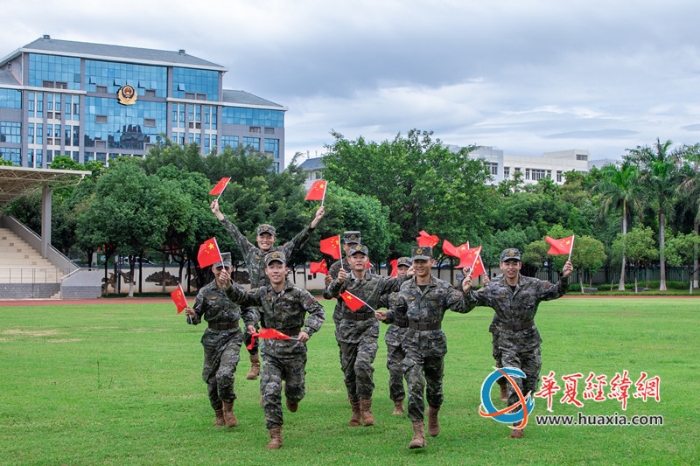 图7：武警官兵手拿国旗，共享快乐时光_副本