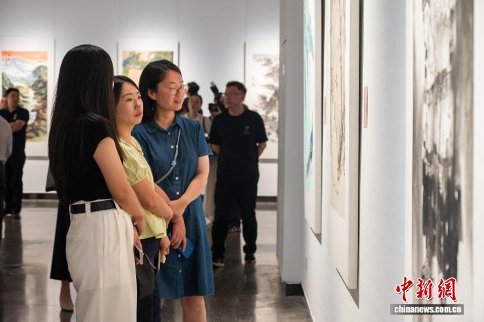 图为观众参观“两岸一家亲 黔台丹青绘风采”书画展。唐哲 摄