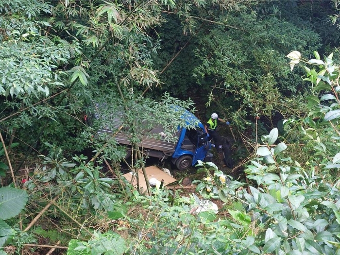 新北市坪林山区小货车翻落山坡