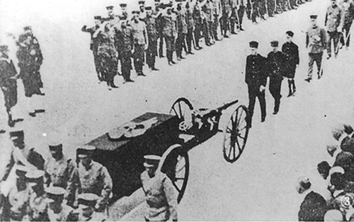 3   日军大将白川义则躺在棺材里离沪(7987673)-20250819090323