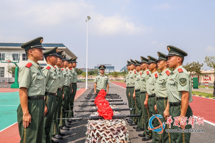 1、图为授枪仪式现场。_副本