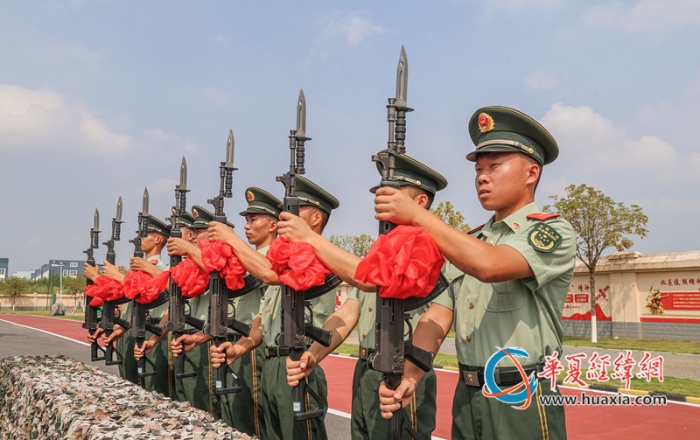 2、图为老兵紧握钢枪整齐列队。_副本