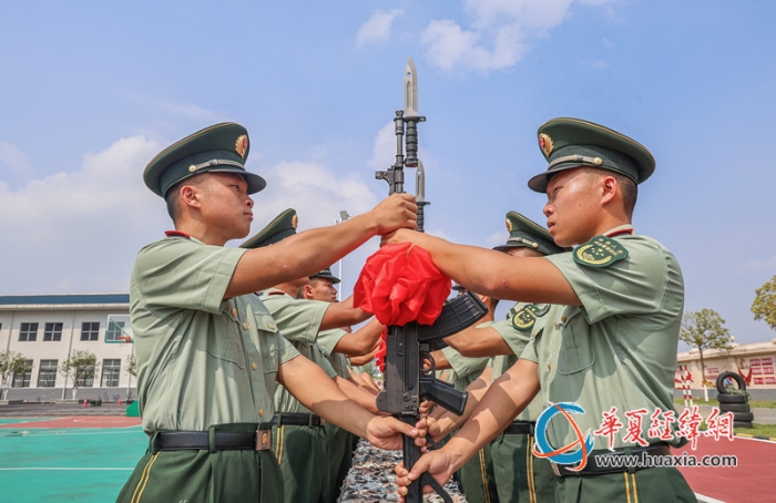 3、图为老兵向新兵授枪。_副本