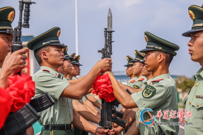 4、图为老兵向新兵授枪。_副本