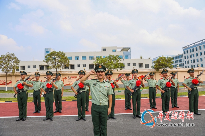 5、图为官兵们手握钢枪宣誓。_副本