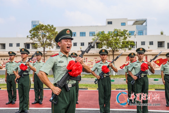 6、图为新兵代表发言。_副本