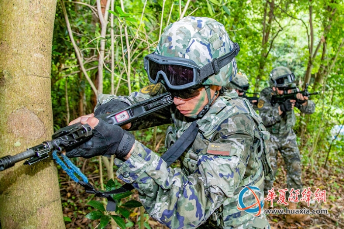 2、2025年10月21日，武警官兵正在进行交替掩护突击。_副本