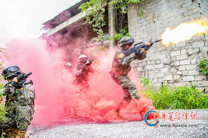 3、2025年10月21日，武警官兵正在对“敌”进行火力打击。_副本