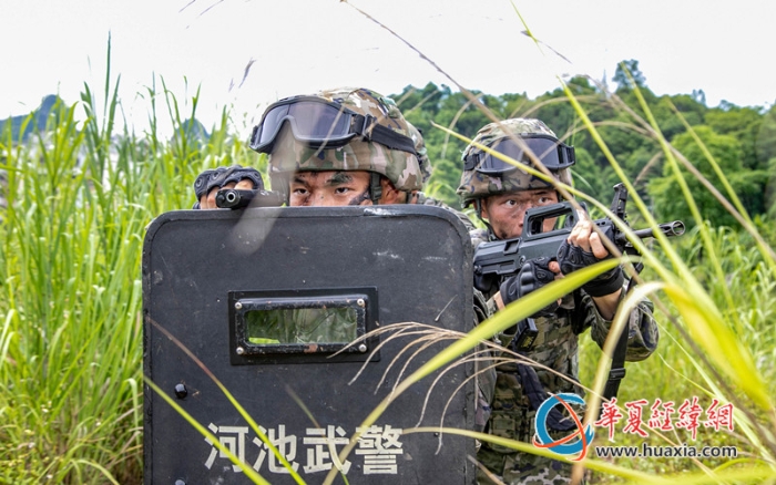 4、2025年10月21日，武警官兵正在进行班组搜索。_副本