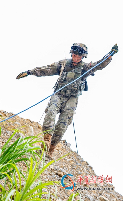 5、2025年10月21日，武警官兵正在追击目标。_副本