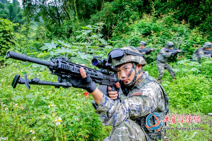 6、2025年10月21日，武警官兵正在进行交替掩护突击。_副本