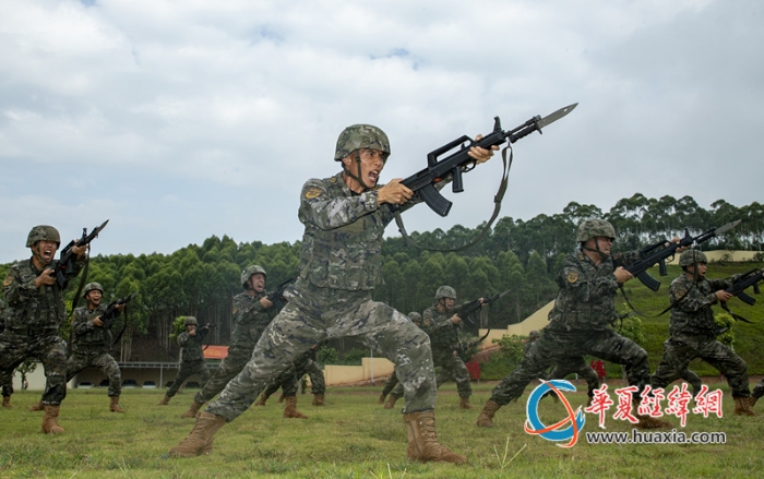 1、武警官兵在进行刺杀训练。王斐摄_副本