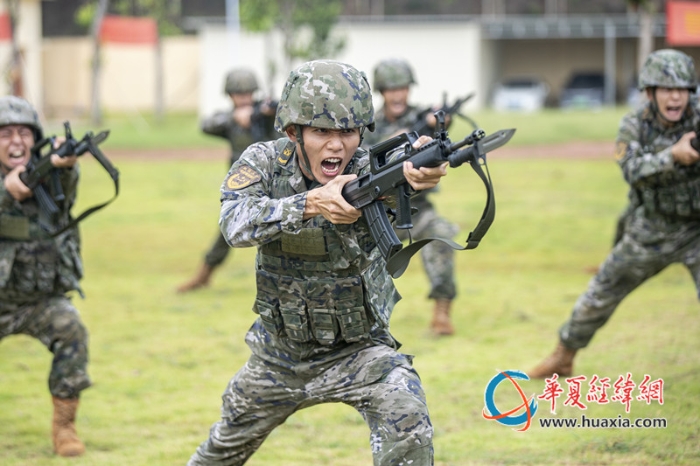 2、武警官兵在进行刺杀训练。王斐摄_副本