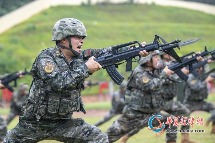 3、武警官兵在进行刺杀训练。王斐摄_副本