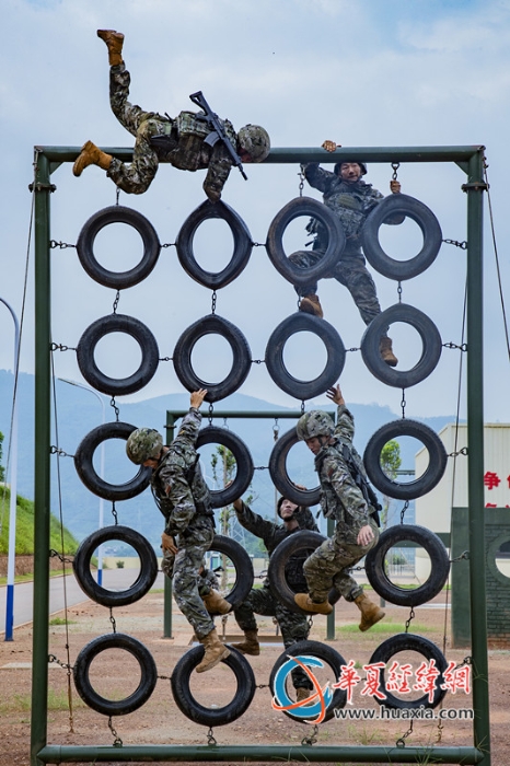 4、武警官兵在进行翻越轮胎墙训练。余海洋摄_副本