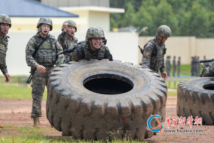 6、武警官兵在进行翻轮胎训练。余海洋_副本